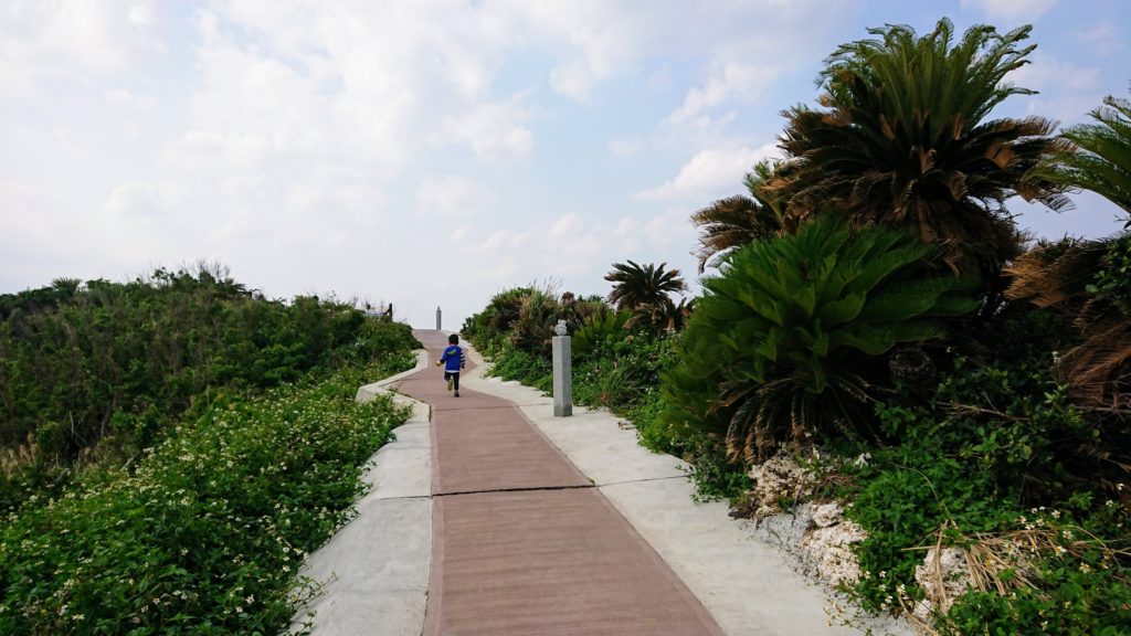 与論島の海が見える遊歩道